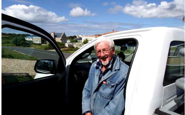 Die 90-jarige bouer, Chris Basson, sit in sy “kantoor” kort voor die onderhoud met hom.